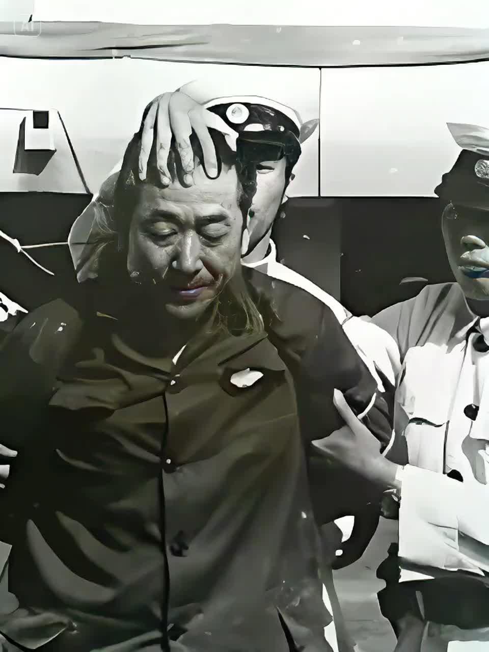 1988年初冬，吉林郊外刑场，76岁的死囚吕庆瑞跪在雪地里，头发花白，身躯佝偻。