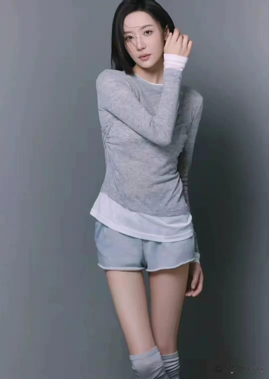 将尘嚣卸于半途，气喘吁吁的尽头，是山野奉上的一卷秋色：几树红枫，将倒影落入碧湖的