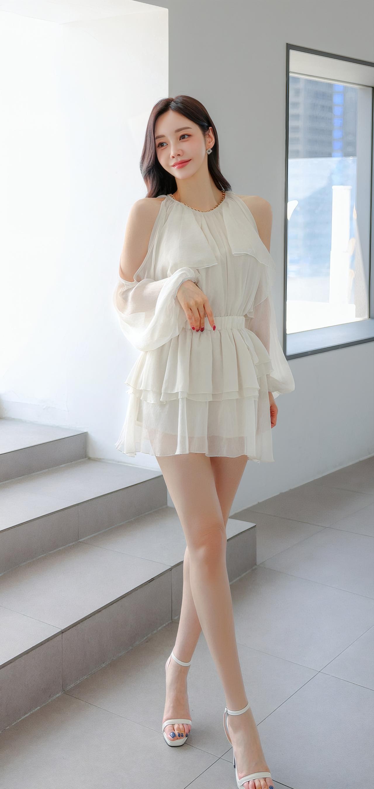 温柔甜美的夏日穿搭，轻盈飘逸的白色连衣裙，搭配高跟鞋，尽显优雅气质。