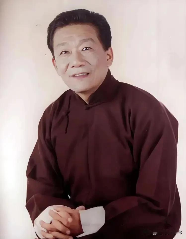 著名相声演员侯耀文的徒弟刘际曾经问侯耀文先生，师父，现在这么多艺人都去做生意去了