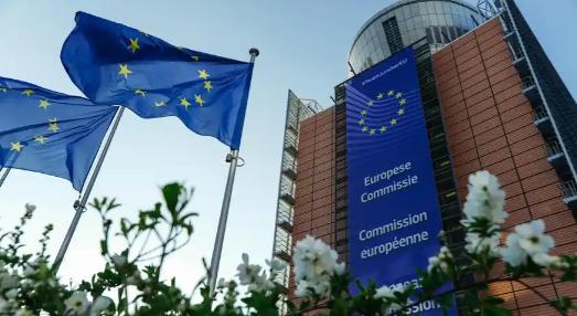 还有十个月，全球智能手机市场将迎来一场史无前例的大地震！根据欧盟最新的法规，再过