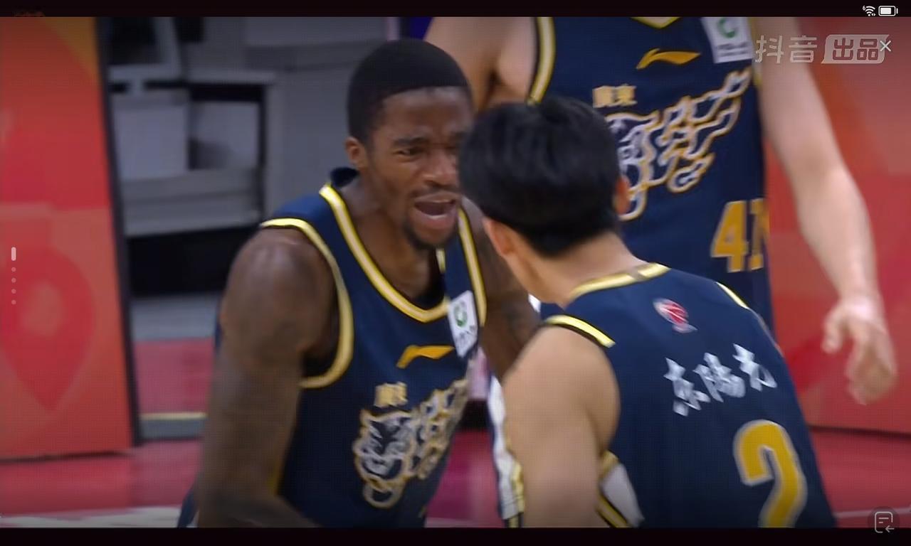 徐杰连续神助攻后，萨姆那的表情神了：我恨不得亲你给王少杰的助攻，都带着弧线，