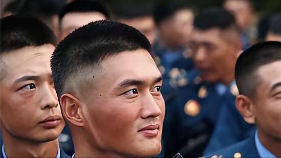 这个镜头背后，“天知道”他吃了多少苦！这位士兵，在休息的时候，脱下了帽子，晒