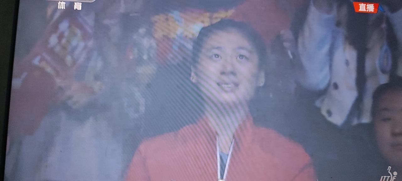 伦敦世乒赛，台下的陈熠遇到一件有趣的事。当国乒女队姑娘取得胜利，莎莎在赛后采访