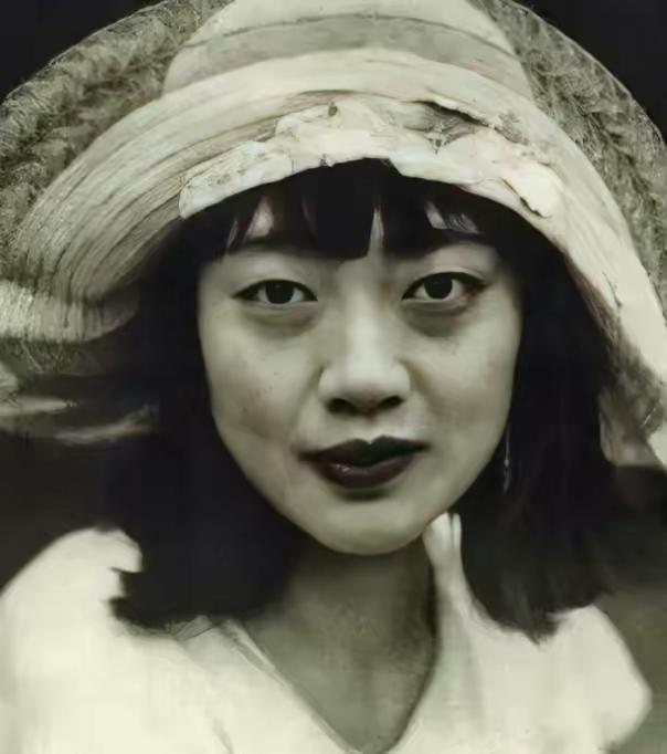 她最后是活活臭死的。大小便失禁，躺在自己的屎尿里，浑身烂疮，41岁的女人，瘦得像