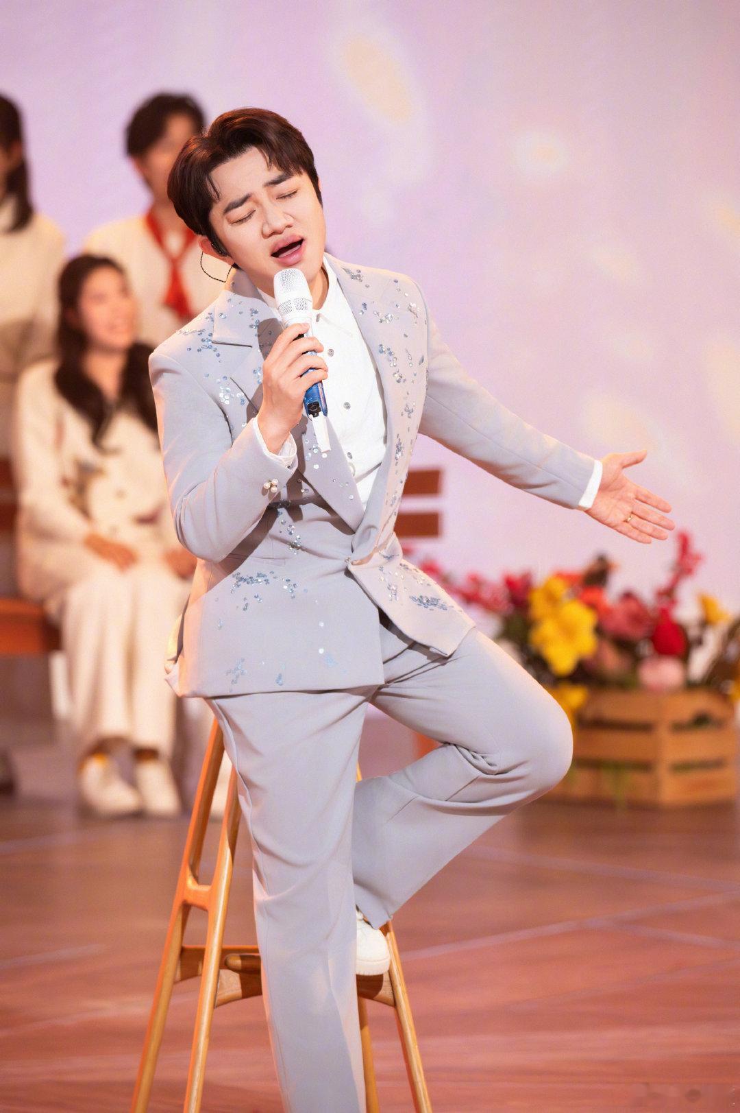 王祖蓝准备带娃过六一俩娃却睡了王祖蓝童心满满，特别擅长陪孩子玩耍，一家人趣味十足