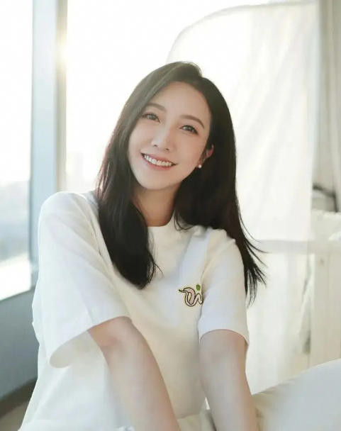 何依婷产后状态佳，老公力挺复出，演艺路回顾