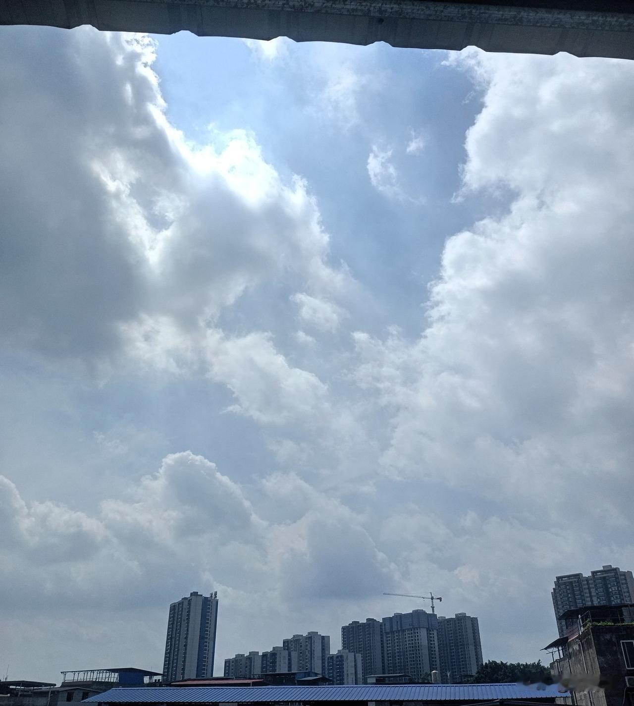 妈耶，37度的大太阳有多疯，看看天上的云就知道了。连它们都看不下去，集体出来给