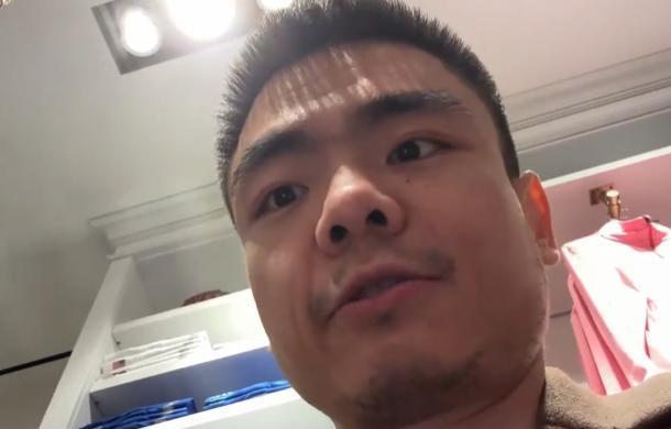 “特朗普果然是个骗子！”4月央视记者暗访美国商店，侦破了一个大秘密：特朗普嘴上号