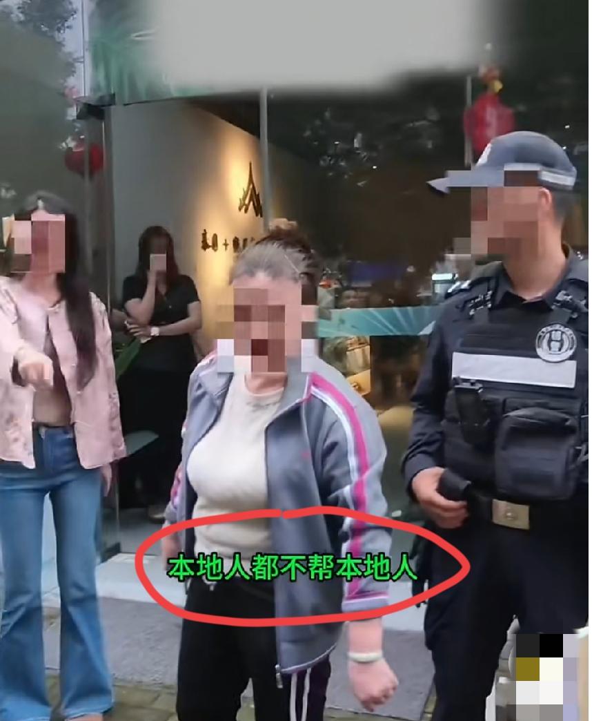 门口规划的是公共车位，女店主却拦着不让别人停车。车主报警，民警到场秉公处理，明确