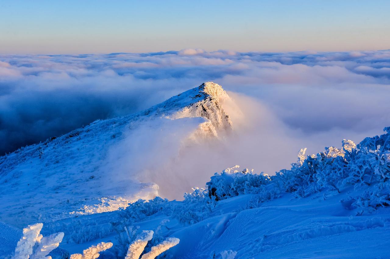 朝鲜的名山、世界名山金刚山的雪景很美，蔚为壮观。