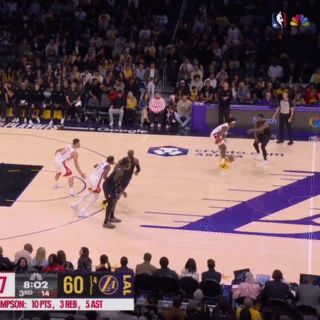 詹姆斯赛后谈到下半场那次反手扣篮：“我自己都没搞懂那球是怎么回事。我得赶紧找个地