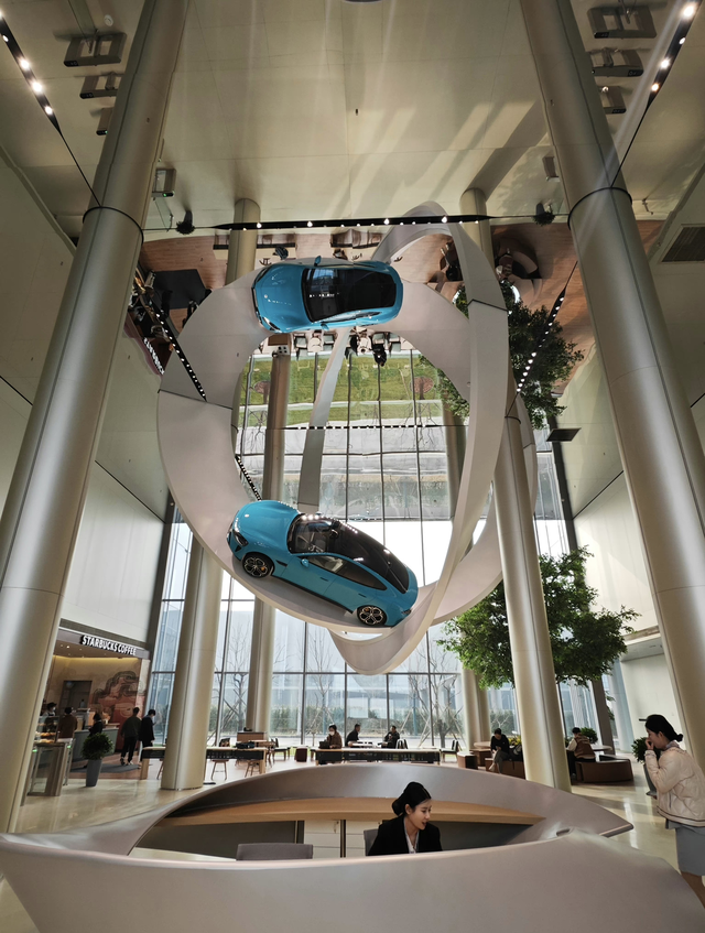 这可能是最酷的汽车工厂总部小米汽车工厂总部的办公楼里，直接把一辆小米SU7升空