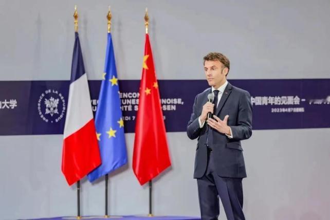 马克龙访华的热度正盛，欧洲都在盯着中法合作的新动向，英国首相斯塔默却在这节骨眼上
