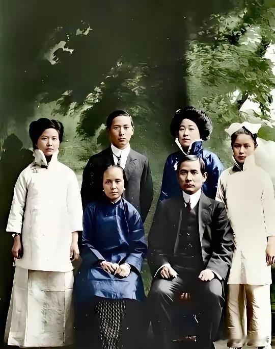 相对宋美龄来说，我更敬佩孙中山的原配夫人卢慕贞。关于卢慕贞，许多人可能都不清