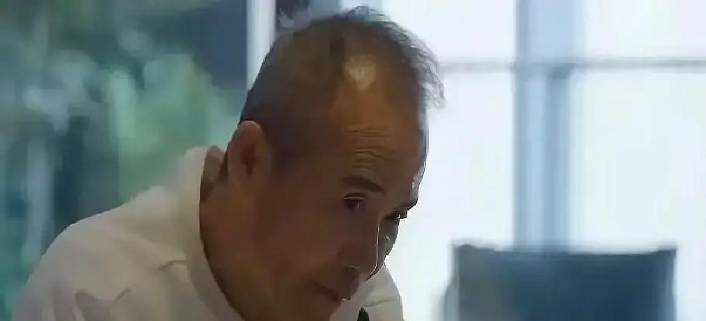 别再猜王石娶田朴珺图什么了。真相可能恰恰相反。我见过他们的会议纪要。王石盯