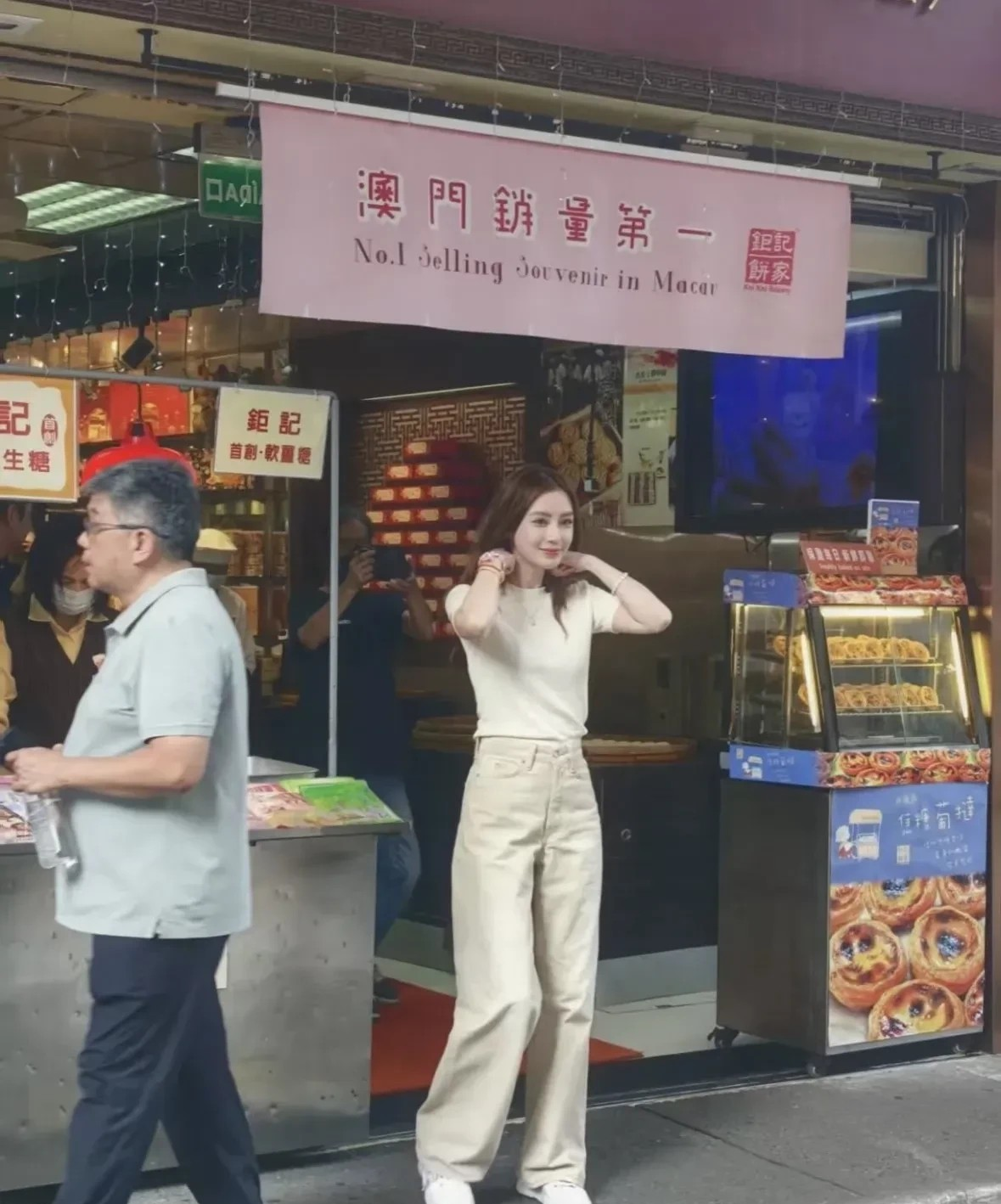 电视上看着一般般，真人巨漂亮。现在的她，一百万彩礼都大把人想娶吧。[赞][赞