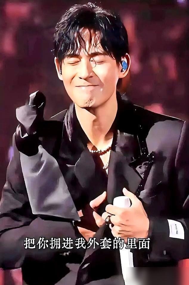 我闺蜜看完F4演唱会，回来跟我说的第一句话是：我的花泽类，滤镜碎得稀巴烂。主