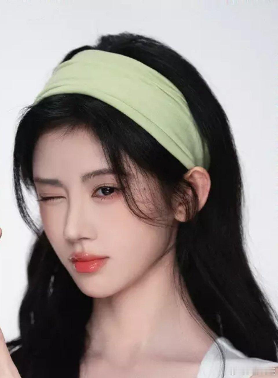 鞠婧祎穿背心搭配绿色短裙青春活力，简直就是女大呀。​​​