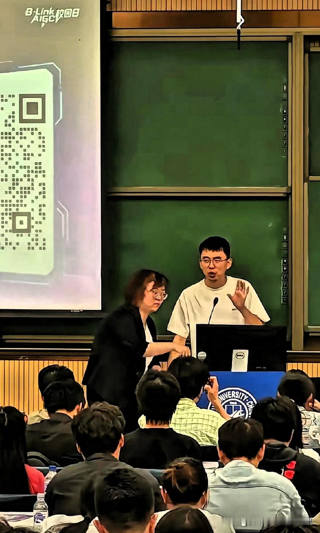 耿同学回吉林大学了，看宣传海报，应该是回母校参加校园日活动。全网刷屏！吉大