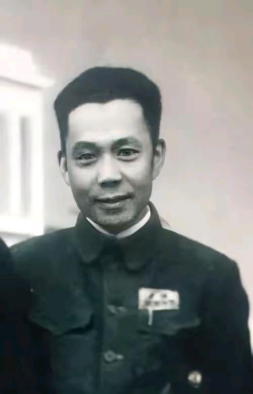 1984年3月，开国少将孔俊彪回到宁化。在县招待所，孔俊彪对时任县武装部政委的周