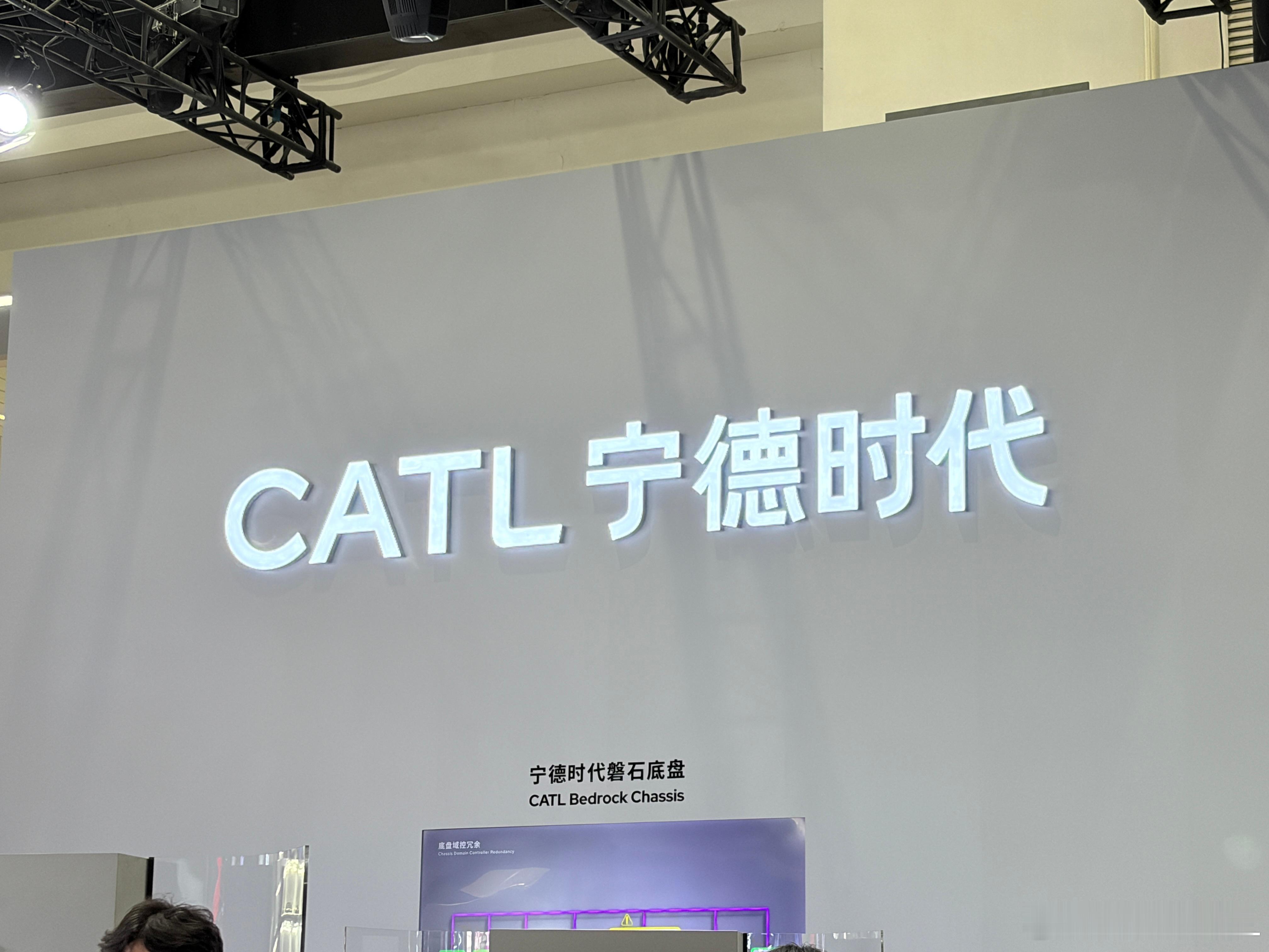 在我看来去争论快充伤不伤电池是一件很幼稚的事情。你就去想。为什么发动机要在仪表显