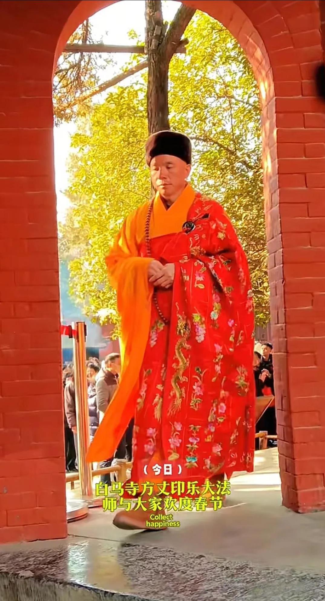 同为名寺方丈，白马寺印乐大和尚，对比释永信太接地气。看释永信在寺庙里上个台阶，