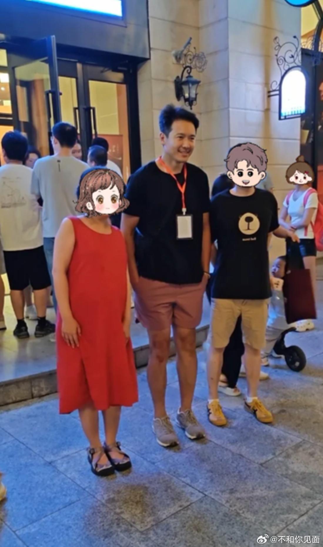 高云翔开宝马来天津接酒窝，董璇女儿正在当地演出，他已经44岁，一眼看去依旧很