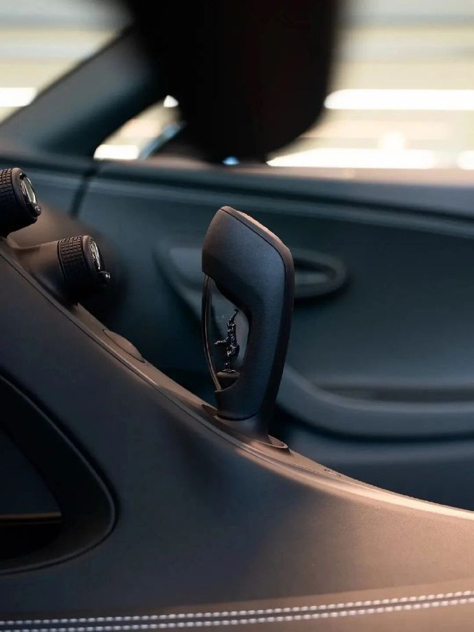 全球限量99台，起售价500万欧元（约3800万人民币），发布即售罄。网友直呼“