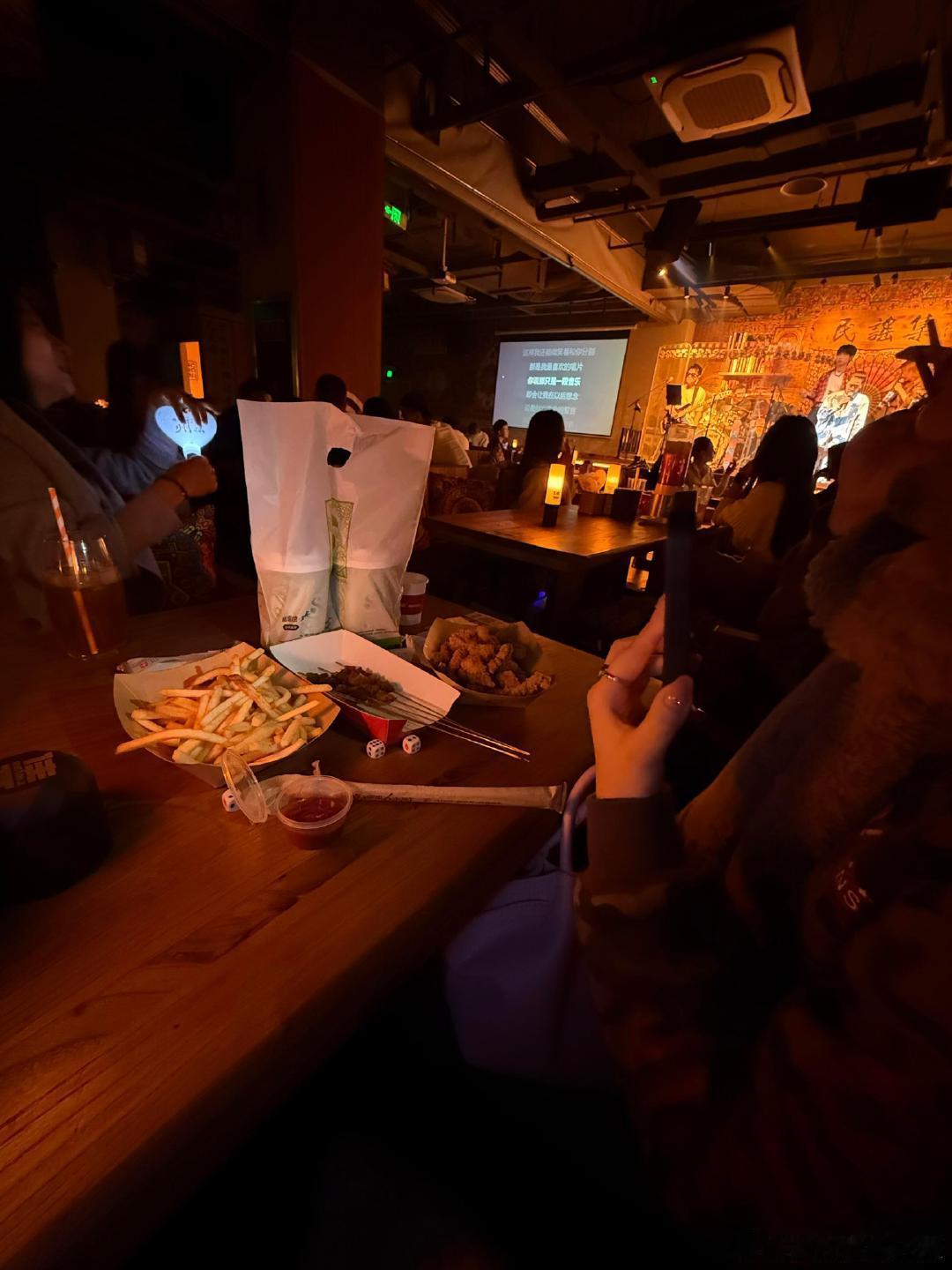 遇见一位不期而遇的陌生女孩，她坐下便开始用餐，吃完后迅速离开。