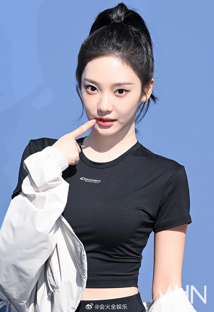 宁艺卓黑色紧身套装宁艺卓站台活动新闻图完全一只小猫咪呀