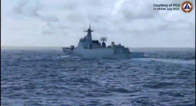 菲律宾海岸警卫队在7月12日声称，中国海军815型电子侦察船，中国海警战舰，中国