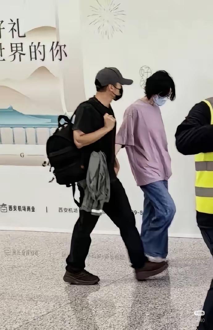 网友拍到了谢霆锋和王菲在西安的照片西安这几天35度的高温天气看到两个人都戴着