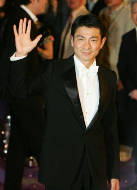 刘德华曾在一次节目中说过：“入行25年，我帮助过很多人，但唯独有一个人，只要看见