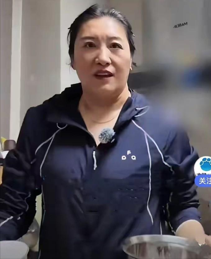 山东枣庄13岁男孩郭金钰火爆全网，年仅13岁身高竟然2米01，进屋一抬头额头直贴