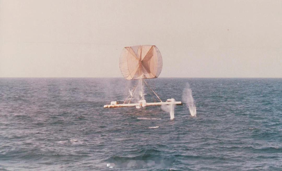 照片中的历史1986年，美国海军CG-20“里士满·K·特纳”号巡洋舰在波斯湾