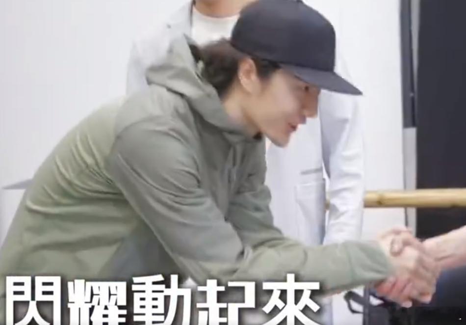 王一博90度鞠躬双手握，谦逊有礼的小博~