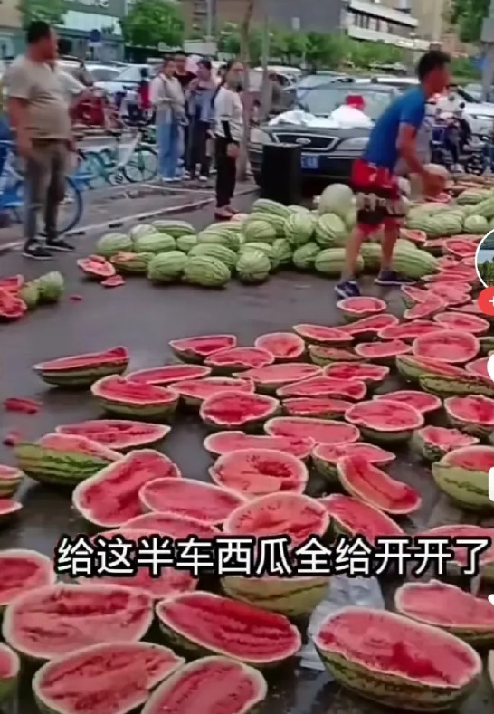 老板太聪明了。头一次见到这样卖西瓜的。老板把西瓜全部卸下车放在地上，把每一个西瓜
