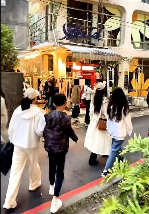 汪小菲这元旦的动态，看得人心里直犯嘀咕。一家四口出街，站位却极有讲究。筱梅