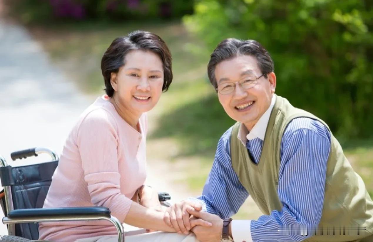 我朋友的妹妹小菊今年58岁了，小菊在上学的时候谈过一次恋爱，因为父母不同意，两个