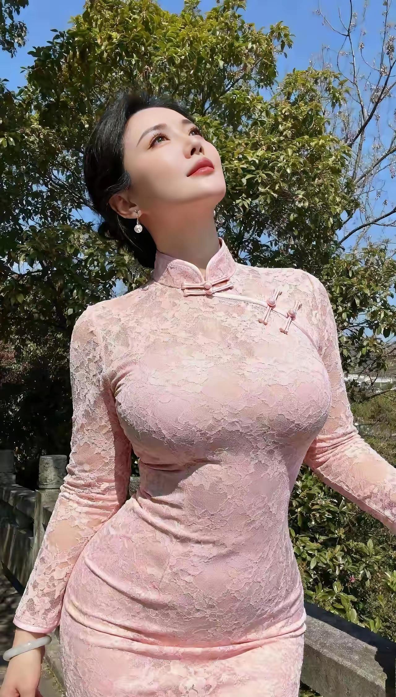 “只求一比”，这两个旗袍美女，是我的梦中情人，都很喜欢，但是谁更胜一筹呢？先看