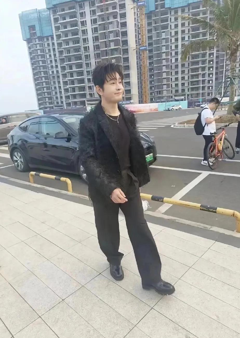 大家都知道，黄晓明身高一米八零，所以拍照的角度真的很重要！