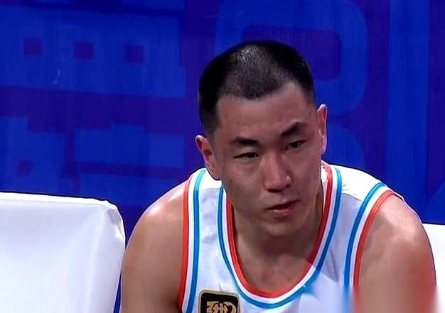 山东打山西这场球，最精彩的剧本，不在计分板上。镜头给到山西队的焦海龙。他回来了