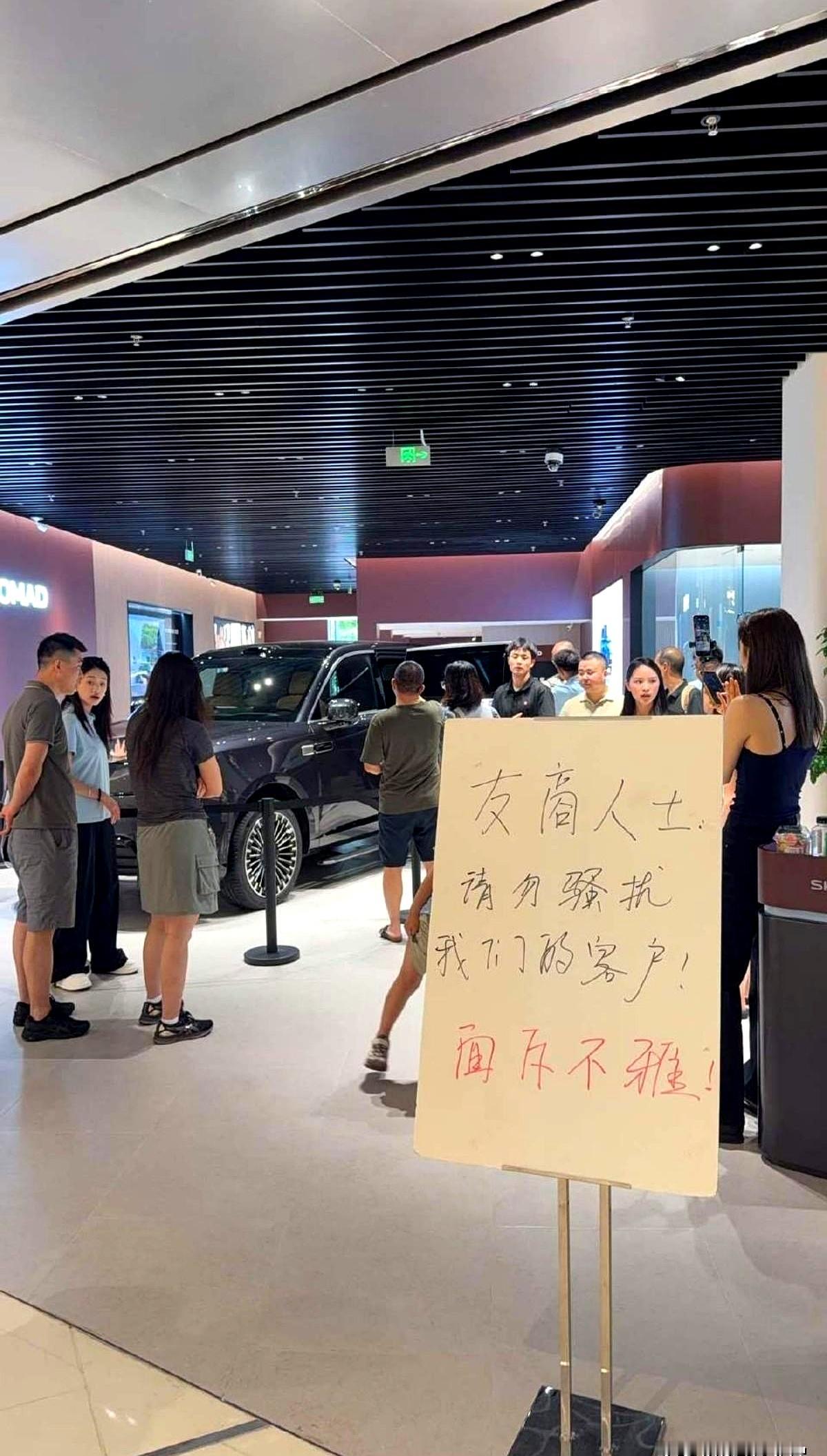 小米澎程店门口那块提示牌一摆出来，味道就不一样了。门店还没开口，意思已经很直白