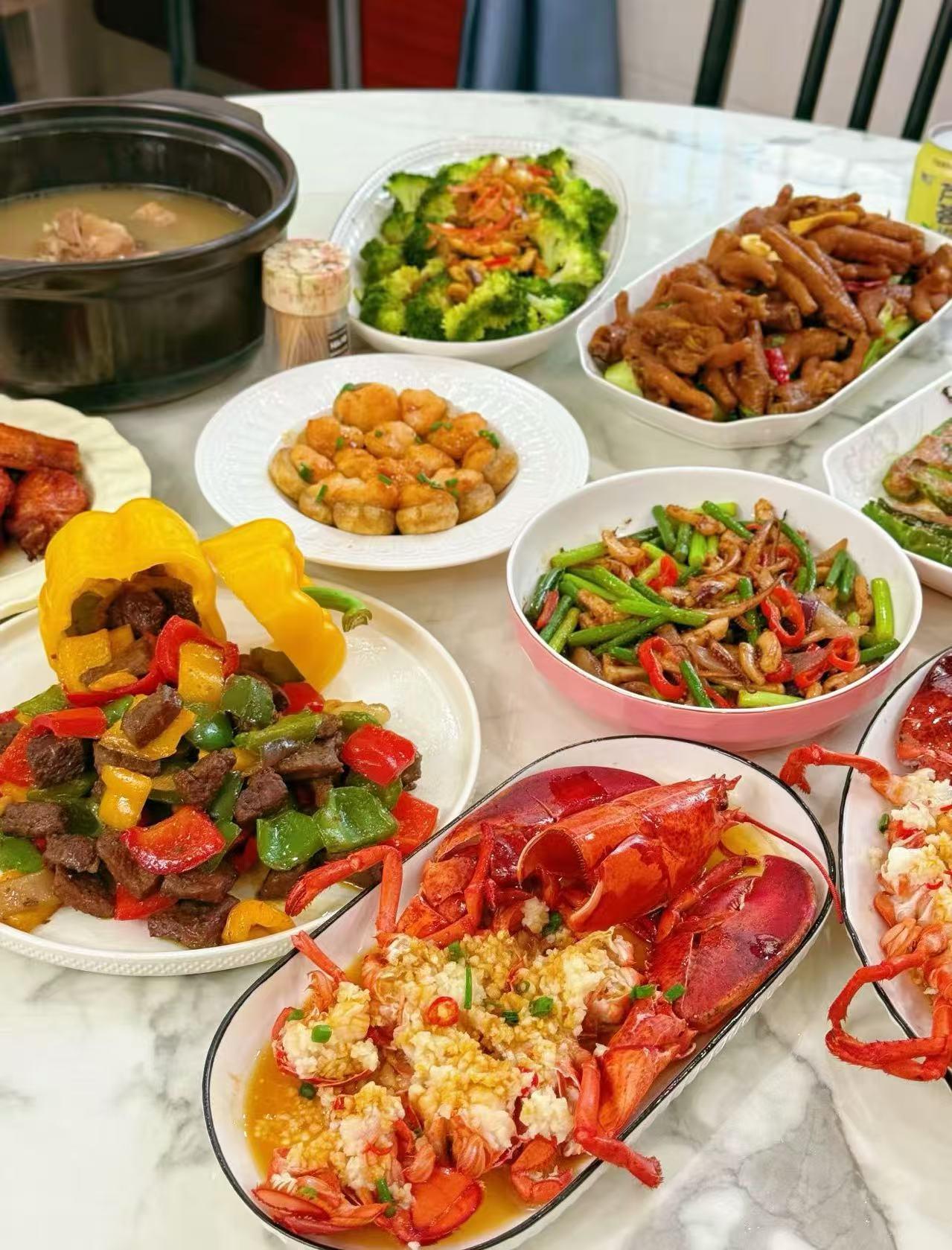 丰盛海鲜大餐，色香味俱全，满足你的味蕾。
