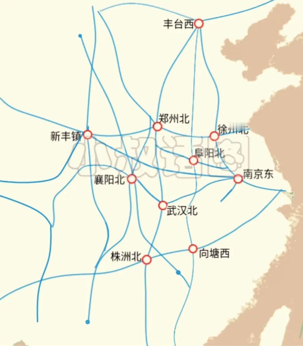 下面图中的火车站规模都很大，正常都有40条轨道以上，有的甚至更多。这些火车站与普