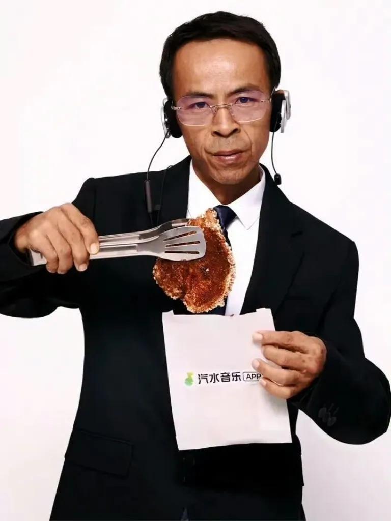 西装革履炸鸡排？鸡排哥这身太颠覆了！你印象里炸鸡排的老板，是不是都围着沾满油渍的