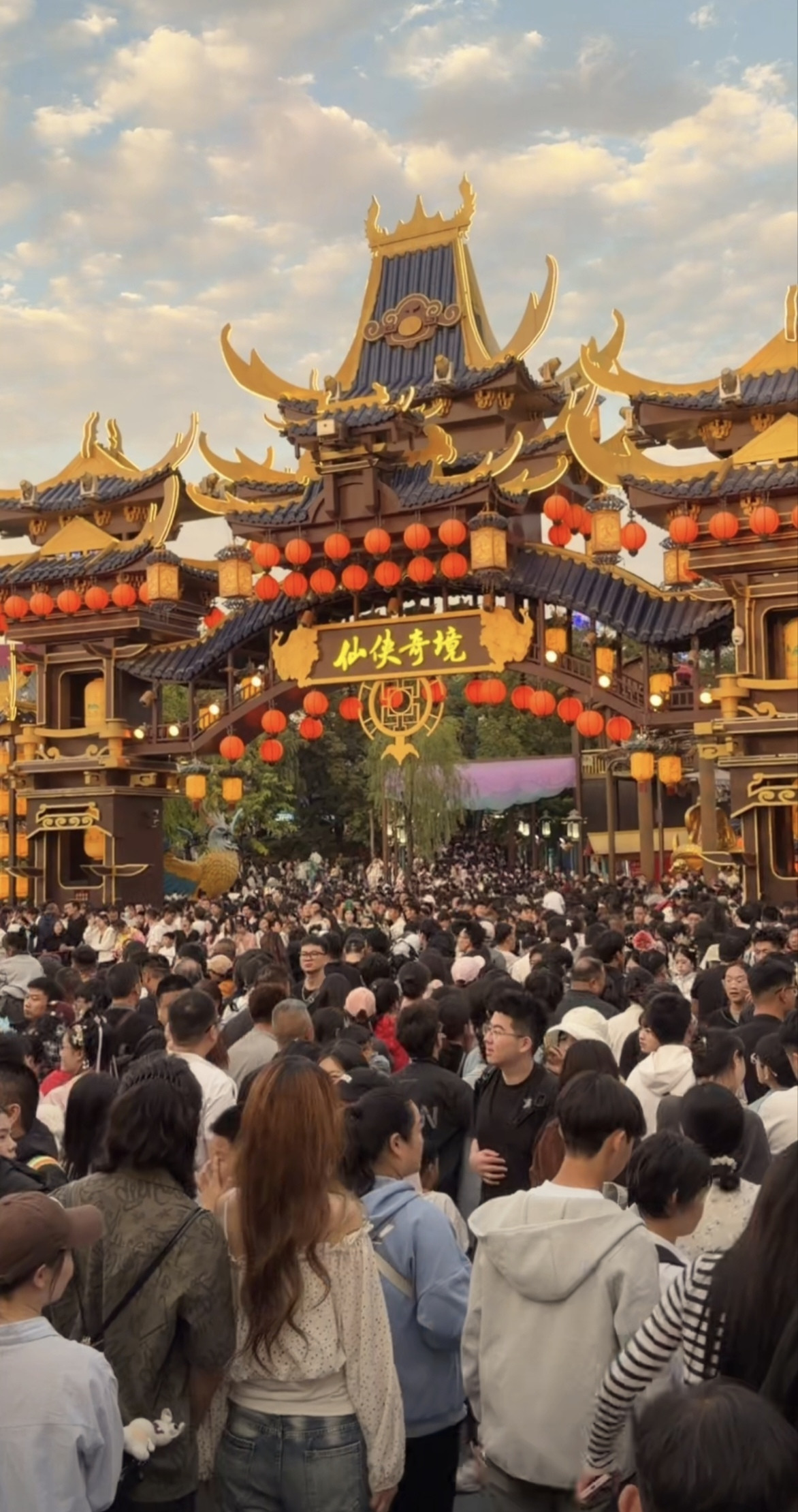 国庆假期第一天，开封万岁山武侠城这人从众～～我的密集恐惧症犯了根本就不用自己走，也不用为去哪儿犯愁人