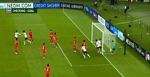 昨晚吉达，U23国足3比0干翻越南，历史性杀进决赛。拜合拉木没进球，却干了两件更