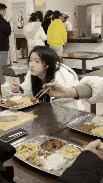 旁边的小姐姐你气从何而来，他又不是你的菜？